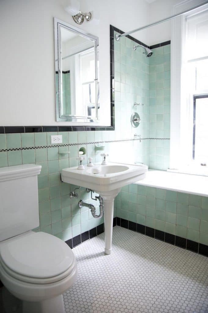 salle bain rétro blanc turquoise sol mosaique octogonale nuance de vert