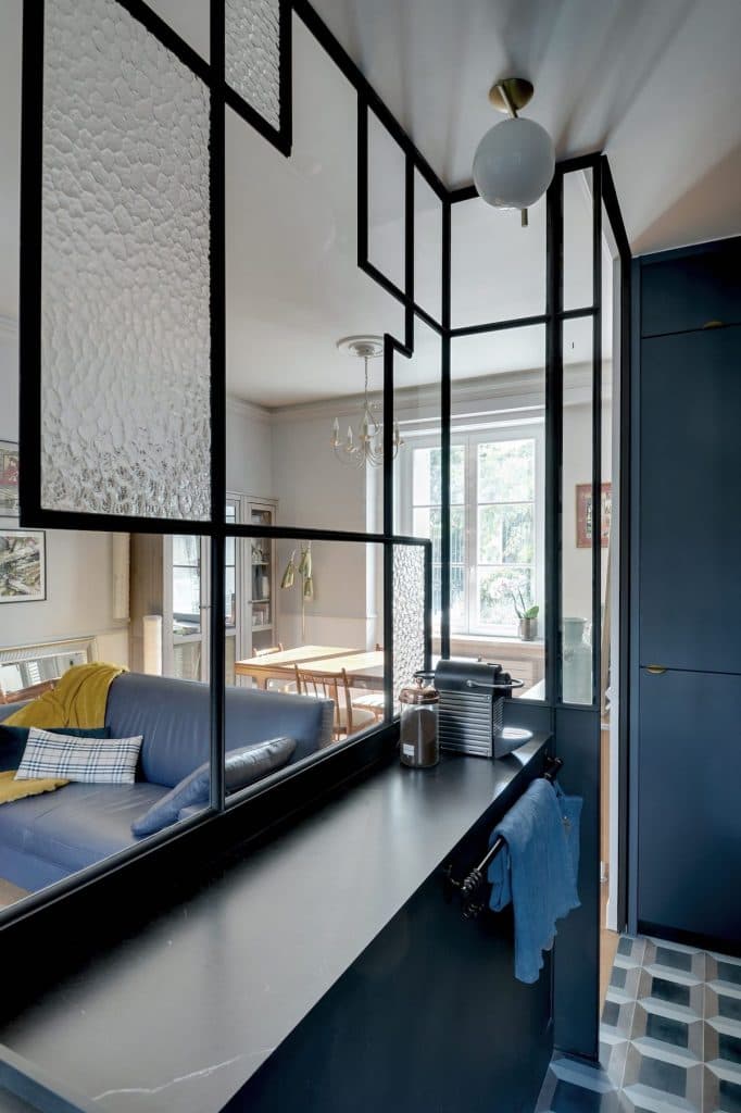 cuisine bleue appartement parisien chic verrière art déco - blog déco - clem around the corner