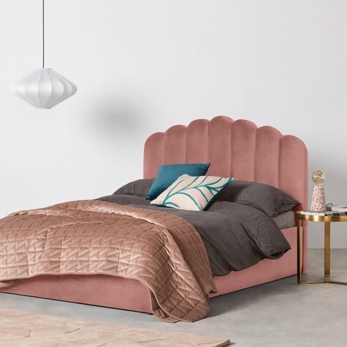 lit boxspring velours rose tête de lit oval suite parentale luxueuse table de chevet laiton