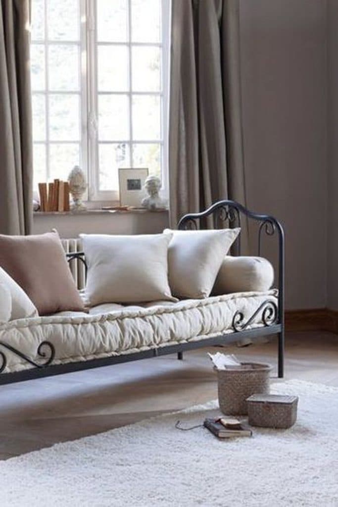 méridienne fer forgé noir intérieur chambre tapis rose pastel - blog déco - clem around the corner