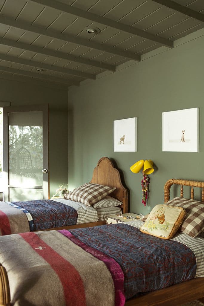 chambre enfant kaki double lit lampe murale jaune drap vintage - blog déco - clem around the corner