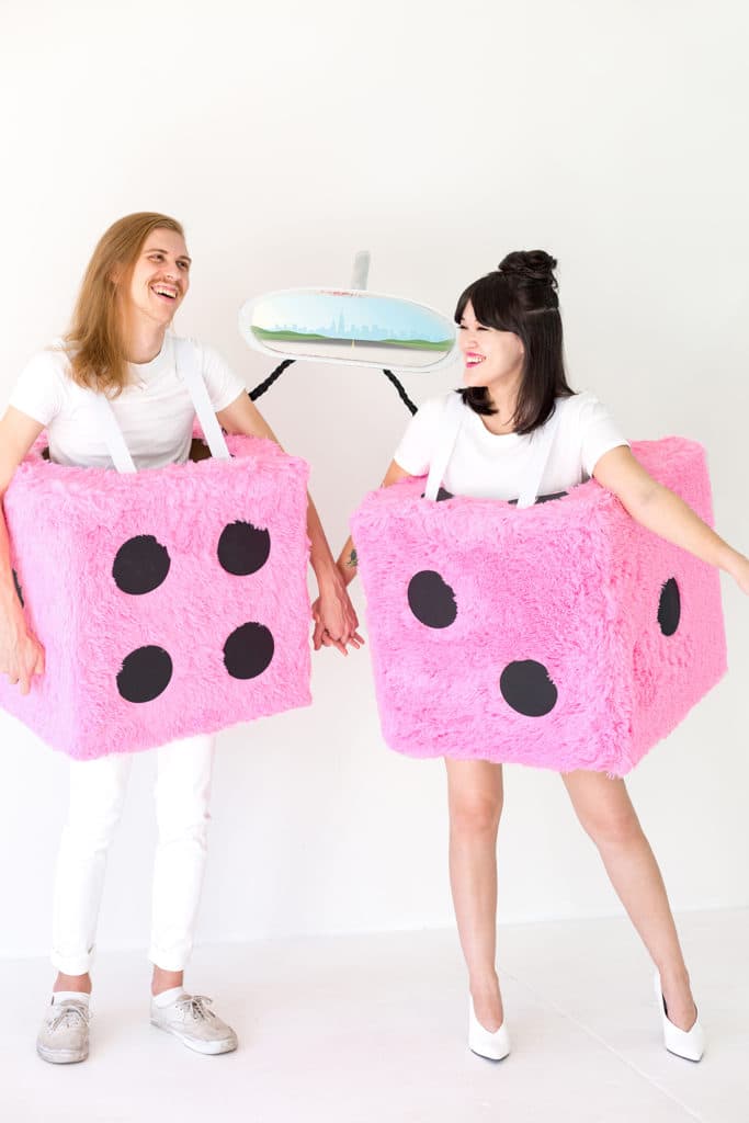 idée déco costume halloween fête costumée pompons dés fourrure rose