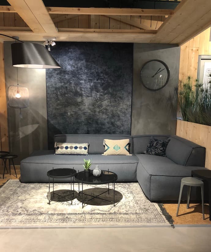 salon nuance de gris noir style nordique canapé géant angle gonflé ultra confortable style loft indus