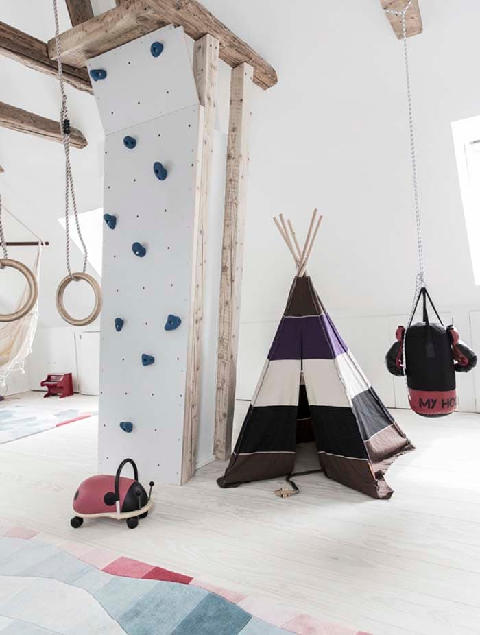 dans les combles de la maison du Danemark une espace de jeux avec tipi et mur d'escalade