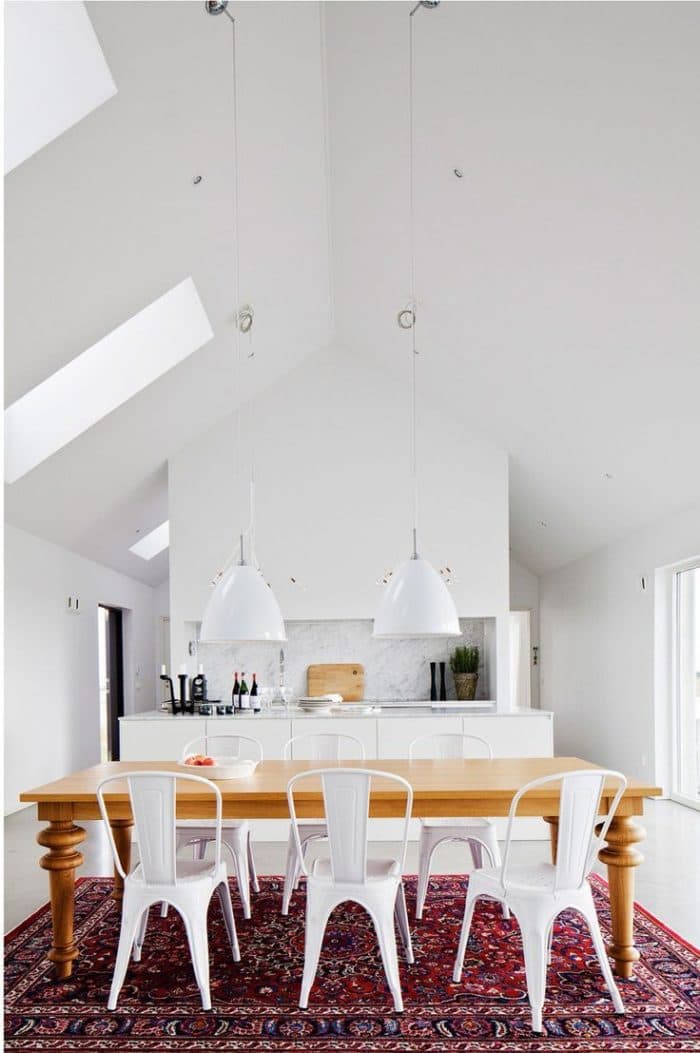 cuisine ouverte sur salle a manger monochrome moderne table campagne et tapis persan