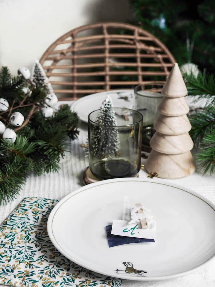 jolie table de noel nature sapin alessi boules argent vert sapins chaise rotin decoration fetes noel reveillon