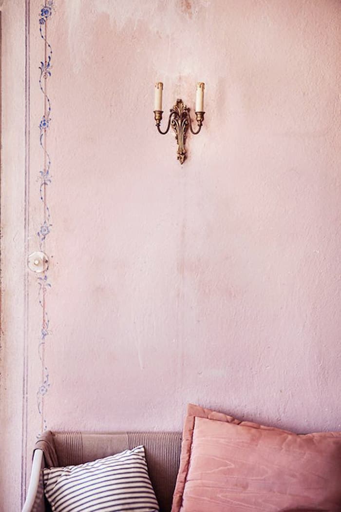 deco rose poudre salon mur coussin canape chandelier bougies mur oldschool tendance deco 2018