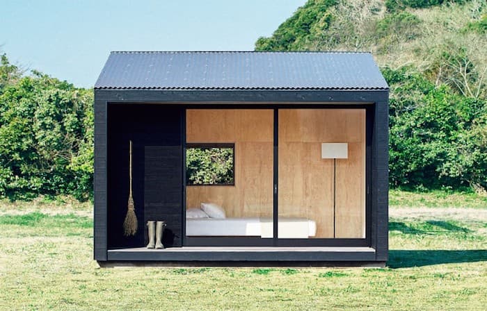 cabane muji cabane exterieur bottes lit lampe fenetre