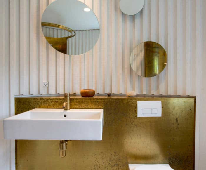 salle de bain blanche et dorée laiton