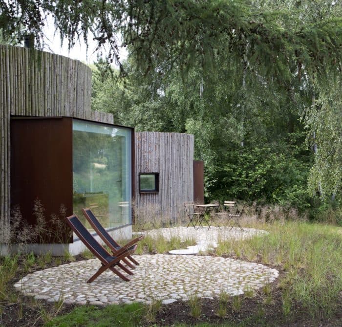 maison ronde terasse foret bois exterieur bois foret sapins pierres terasses nature chaises longues