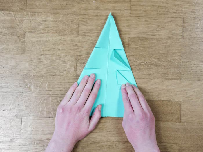 bricolage de noel 11 papier bleu turquoise ciseaux et feutres edding