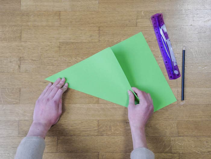 bricolage de noel 1 papier vert corde pompons et feutres