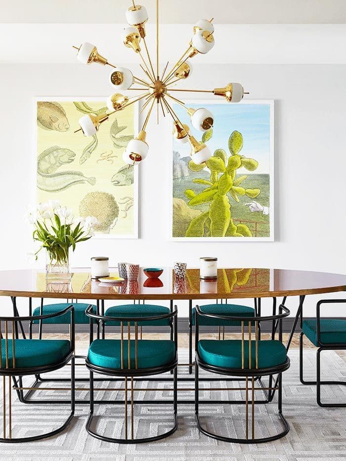 salle manger moderne table ovale finition laque chaise tapissee vert canard lustre soleil laiton