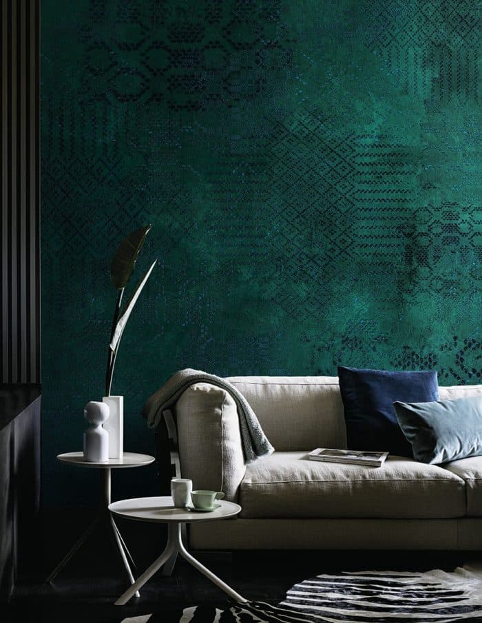 paipier peint vert canard motif relief ethnique mur salon