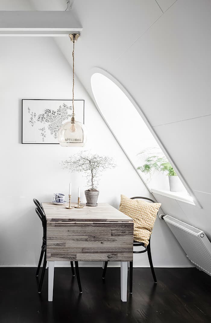 petit appartment blanc table fenetre evier plan de travail bois coussin