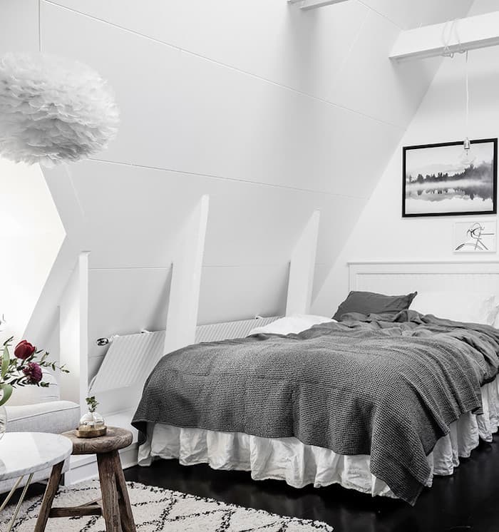 petit appartement blanc coin repos chambre vue salon