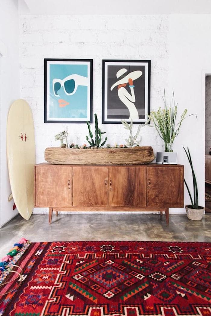 Salon buffet scandinave tapis berbère aztèque décoration planche surf