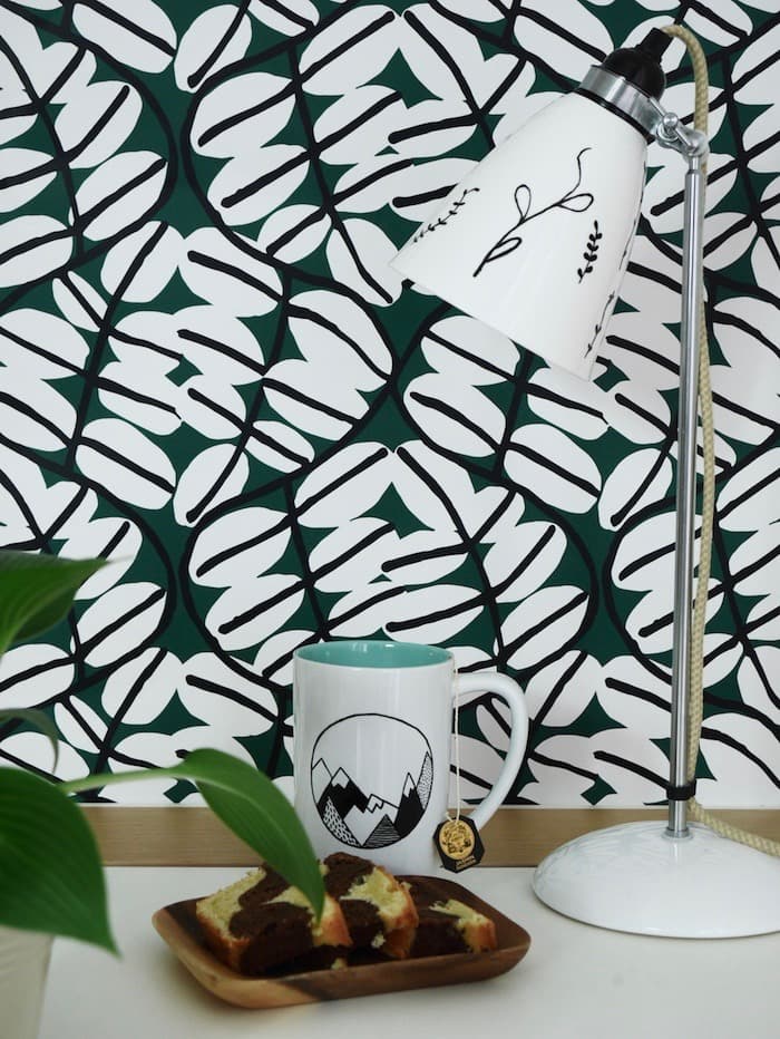 mug personnalisé avec un dessin de montagnes en noir