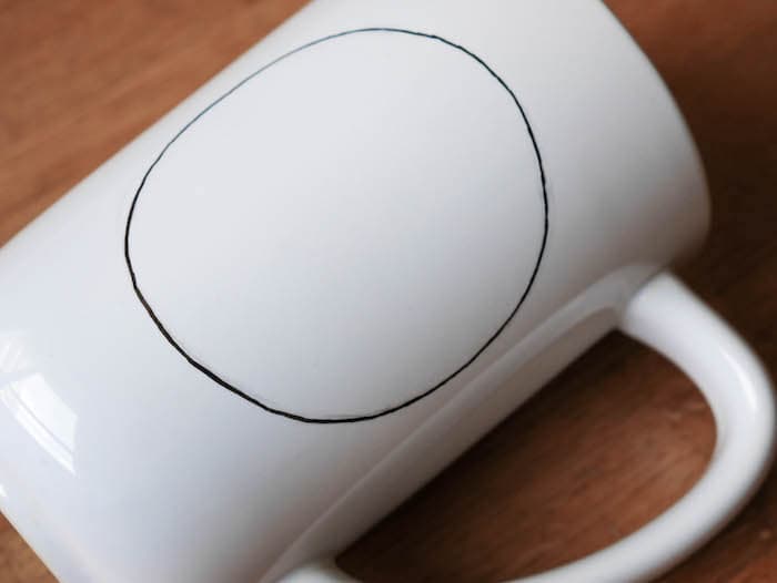 dessin au feutre noir sur un mug en porcelaine personnalisé