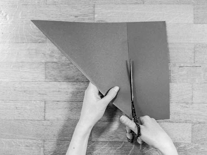 découpe du papier cartonné pour créer un marque-page lapin