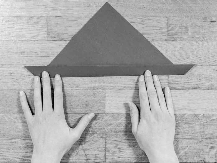découpe des triangles du marque-page lapin en papier