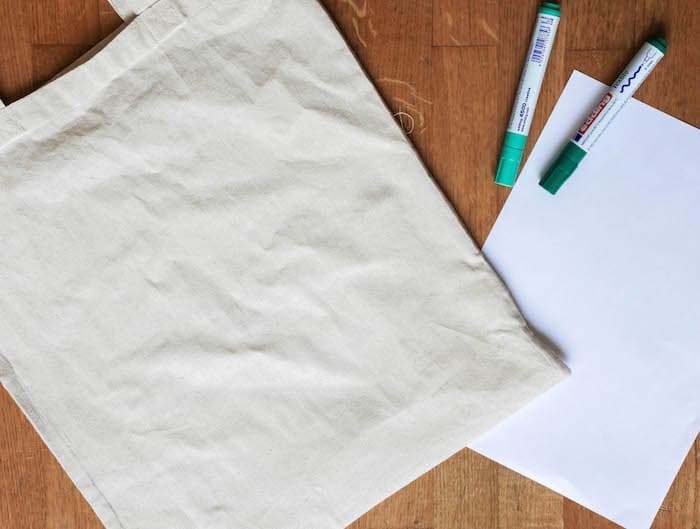 tote-bag clair et feutres textiles pour un cadeau de maîtresse