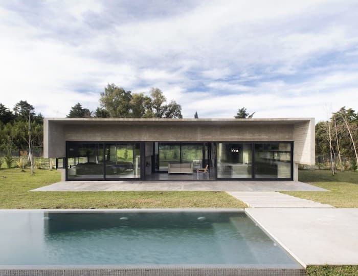 maison sans étage piscine salon