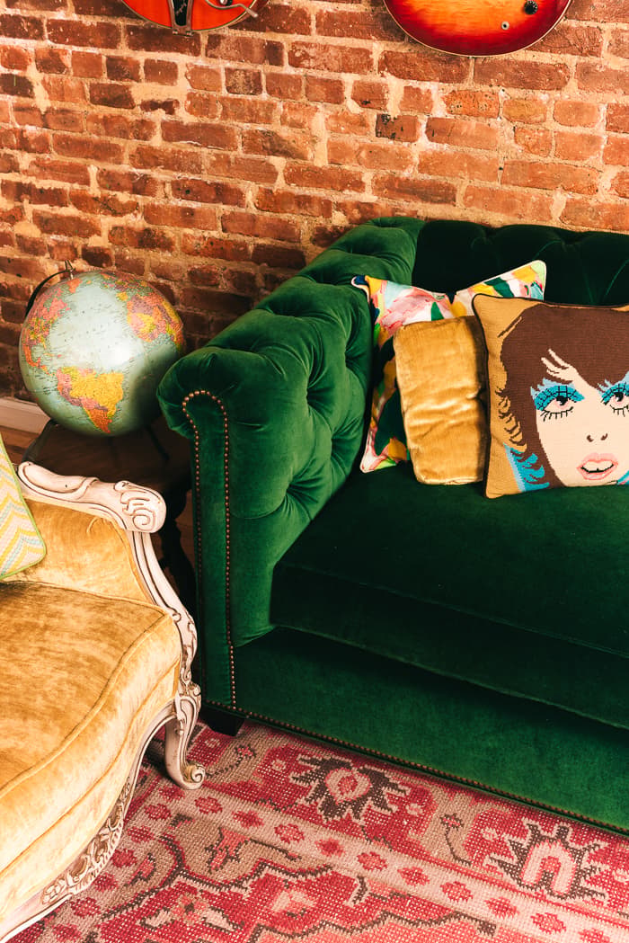 comment nettoyer du velours canapé vert ambiance gipsy - blog déco - clem around the corner