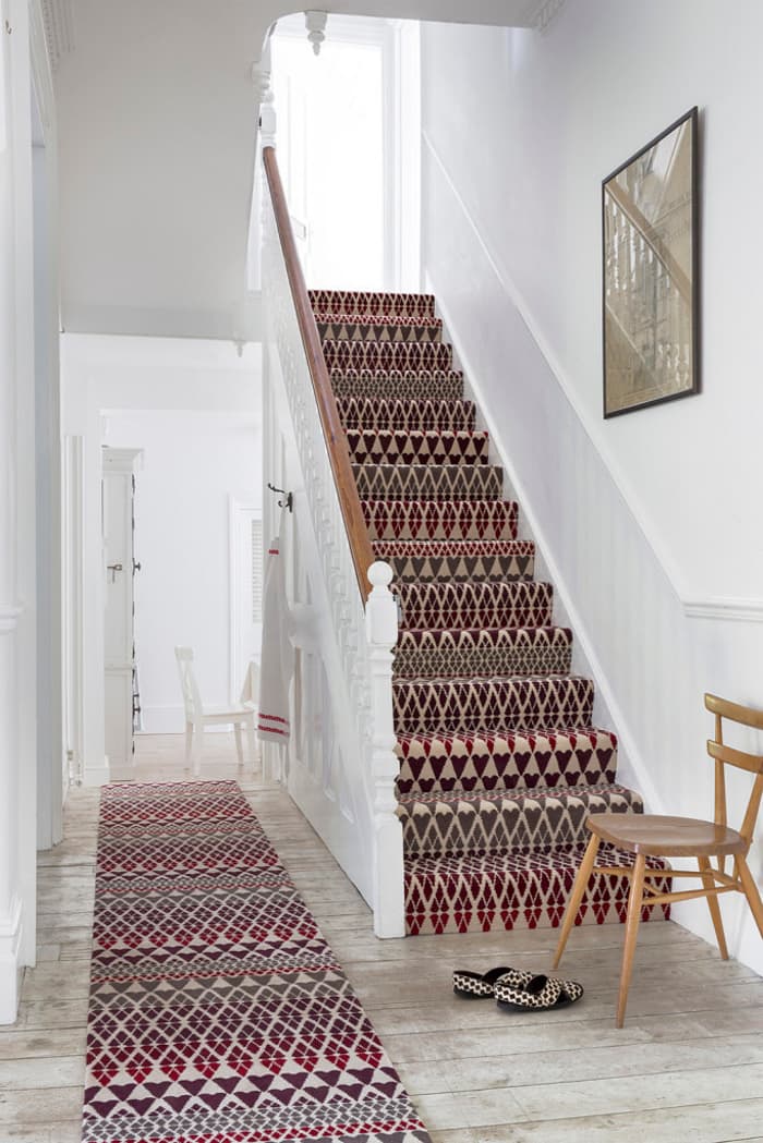 escaliers originaux rétro vintage en bois blanc chemin d'escalier motif ethniques parquet bois clair - blog déco - clem around the corner