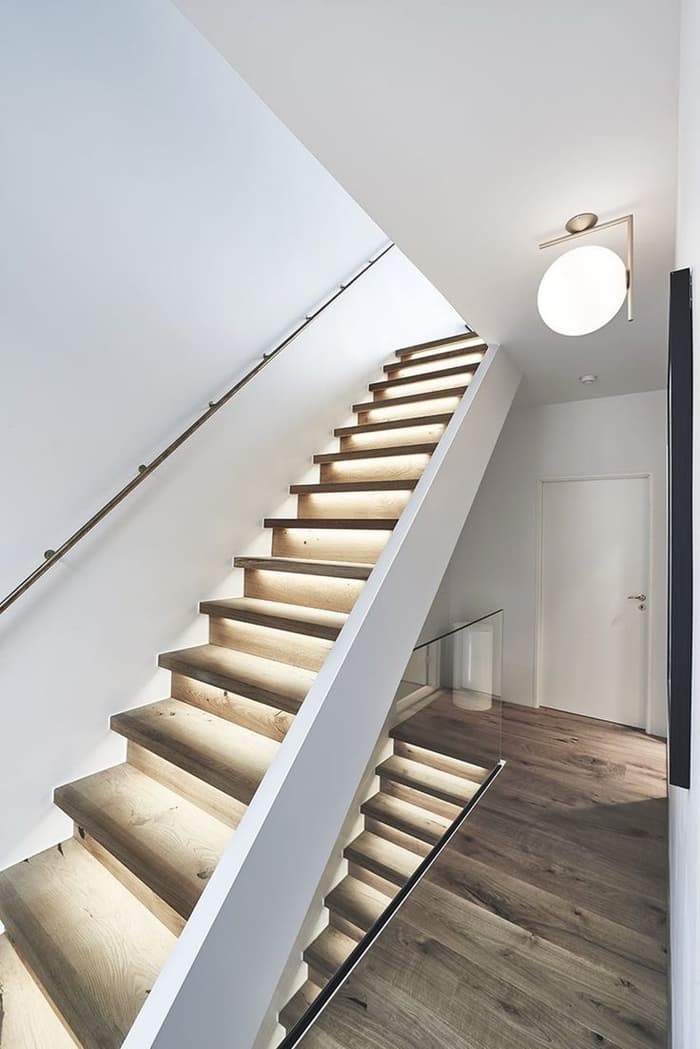 escaliers originaux bois et blanc marches en bois éclairage d'escalier led rampe inox escalier design simple - blog déco - clem around the corner