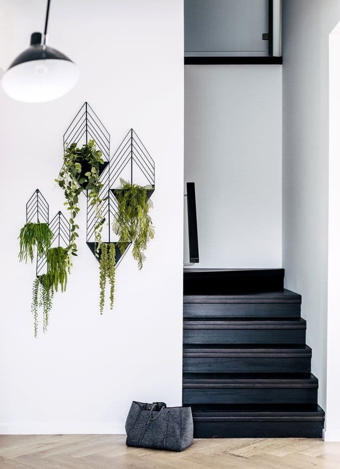 escaliers originaux peindre une cage d'escalier en 2 couleurs escalier noir mur blancs porte plantes muraux métal noir - blog déco - clem around the corner
