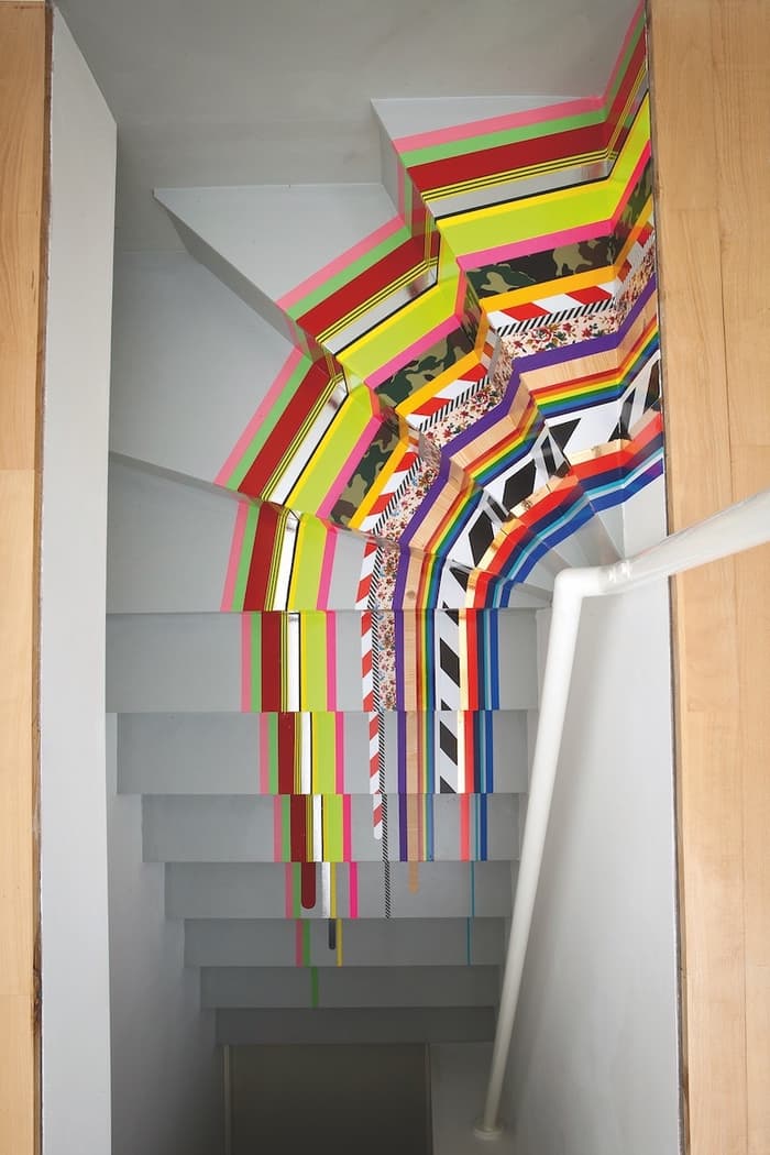escaliers originaux escalier repeint en gris décoration marches avec masking tape coloré motifs graphiques - blog déco - clem around the corner