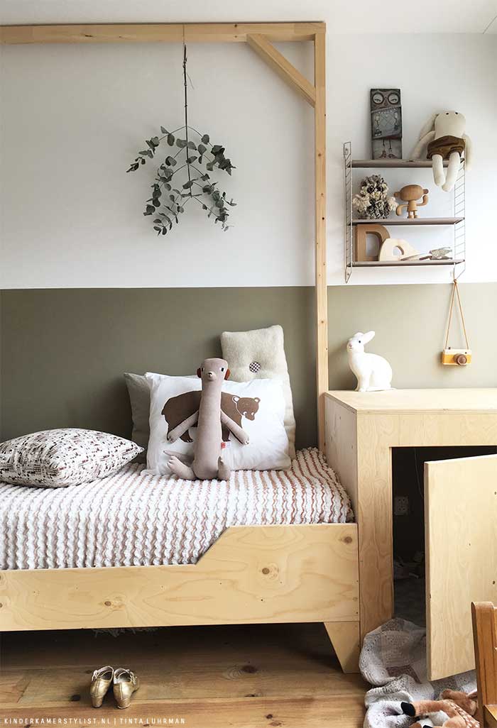chambre enfant kaki lit bois poutre plante verte pièce sobre neutre mur bicolore - blog déco - clem around the corner