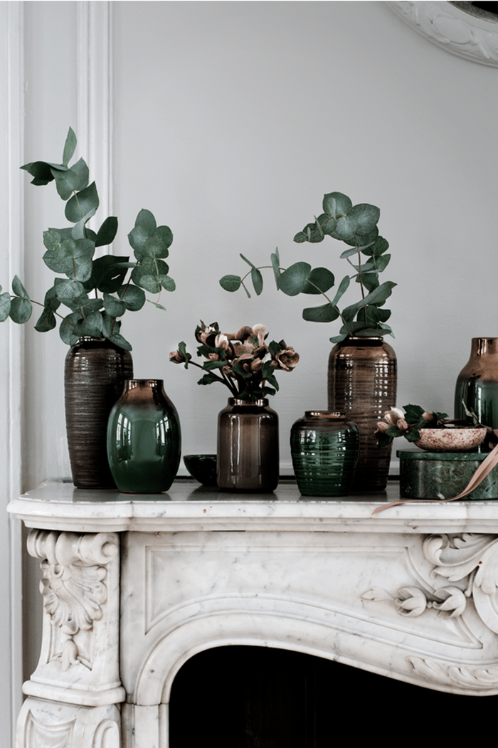 cheminée marbre blanc vintage vase verre souffle déco couleur vert sapin