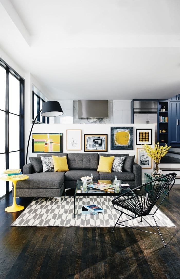 salon gris noir jaune déco lumineuse pétillante parquet bois sombre
