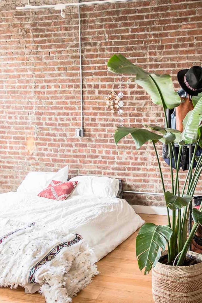 chambre mur briques loft style indus lit au sol sans sommier bohème