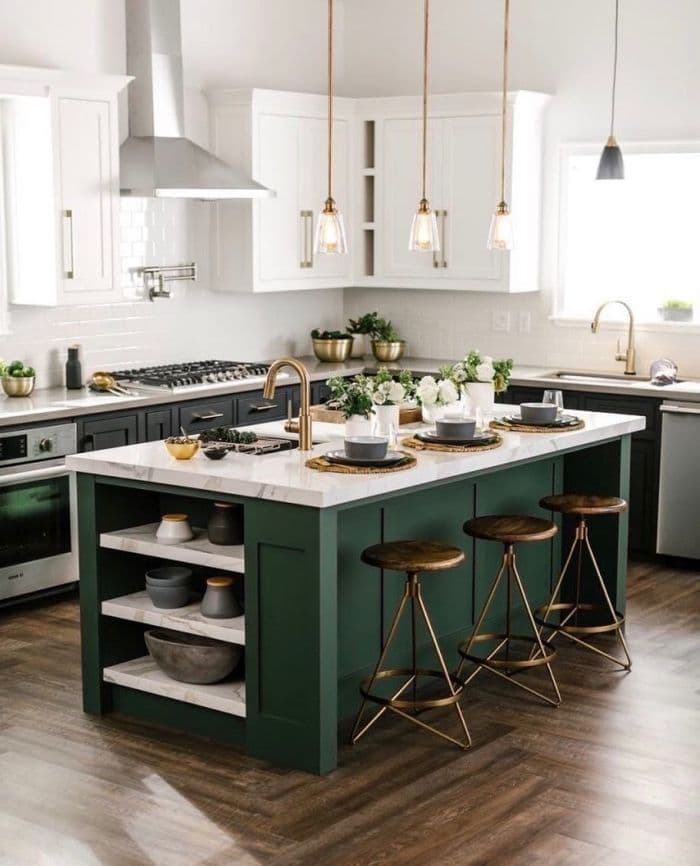 tendance cuisine 2022 ouverte ilot central vert marbre blanc tabouret rond métallique suspension fine laiton