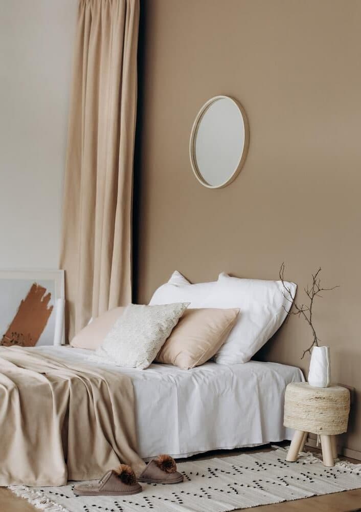 deco taupe naturelle tapis berbère noir blanc miroir rond