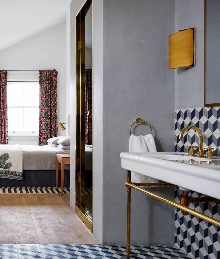 maison de famille anglaise suite parentale chic sobre moderne laiton parquet bois lamé