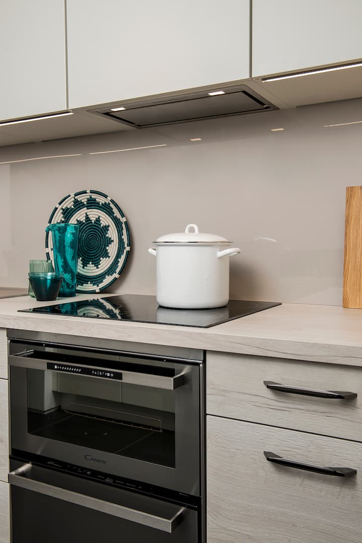 darty cuisine style scandinave creme blanche bois clair hotte invisible