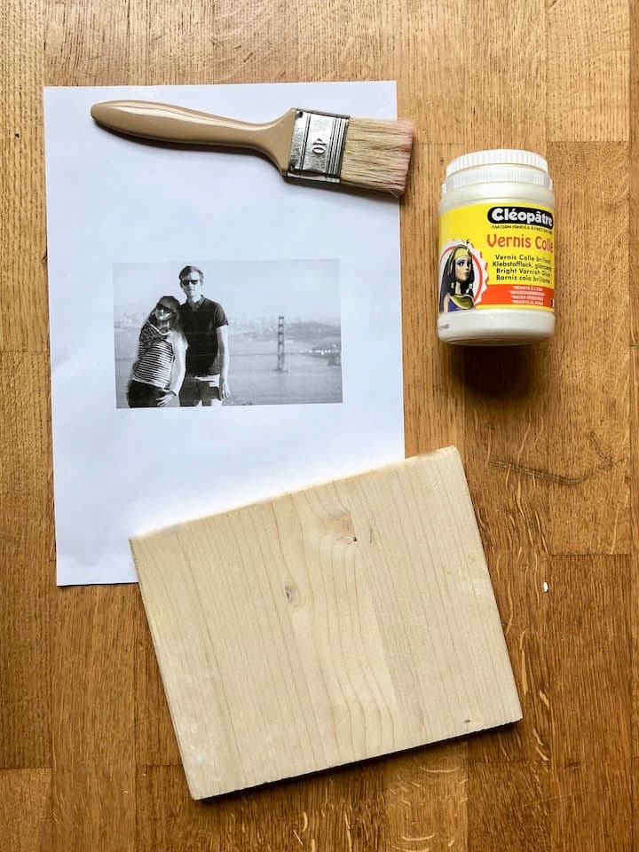 mettre en valeur ses photos etape collage decoupage bois