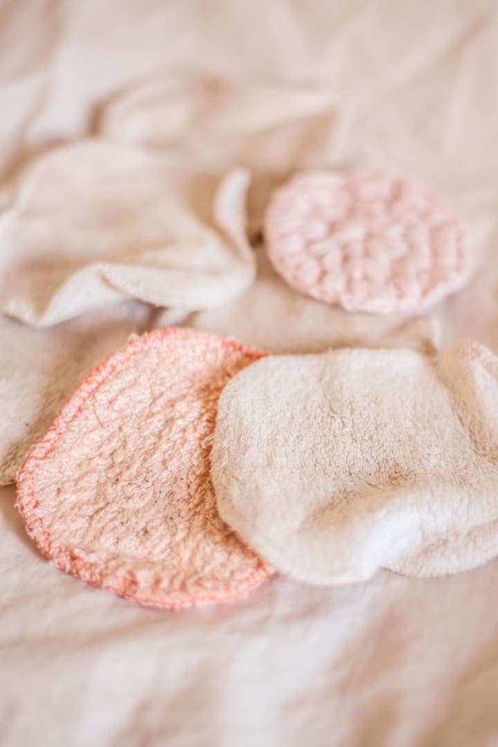 zéro déchet carré démaquillant coton lavable blanc rose pastel lit