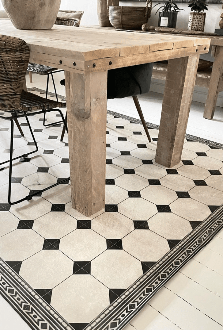 Table en bois brut avec tapis à motifs sous la salle à manger