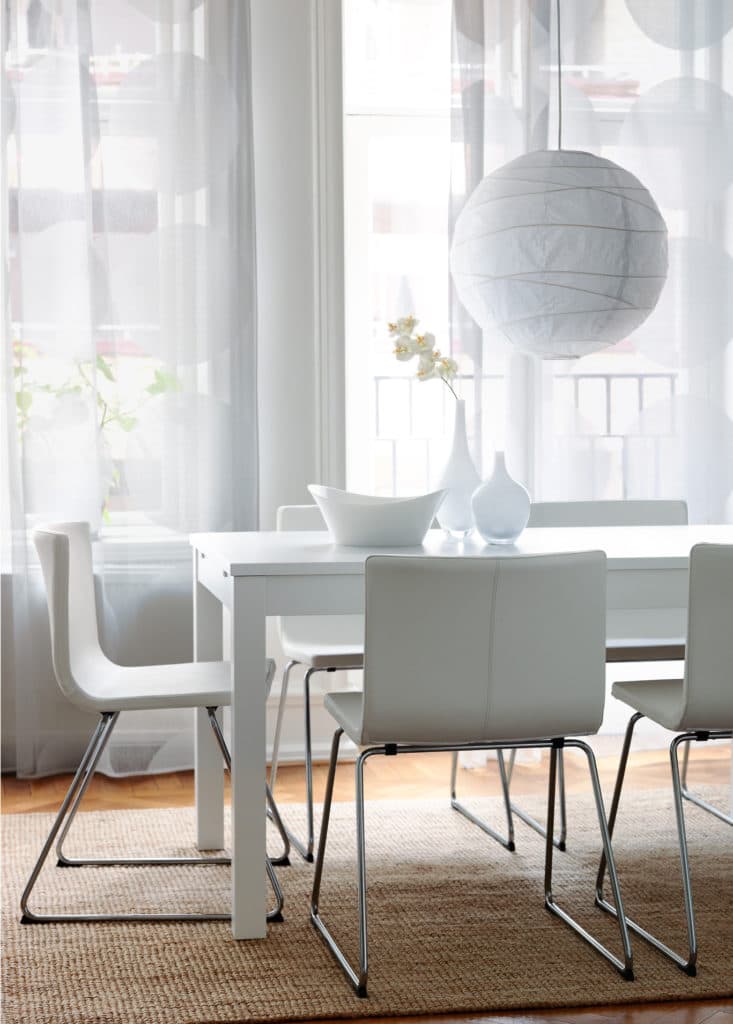 déco salon blanc épurée suspension papier blanc rond