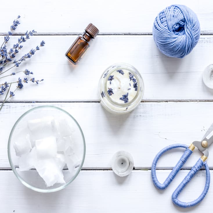 diy bougie fait maison homemade table bois blanc cire ciseaux fleurs séchées