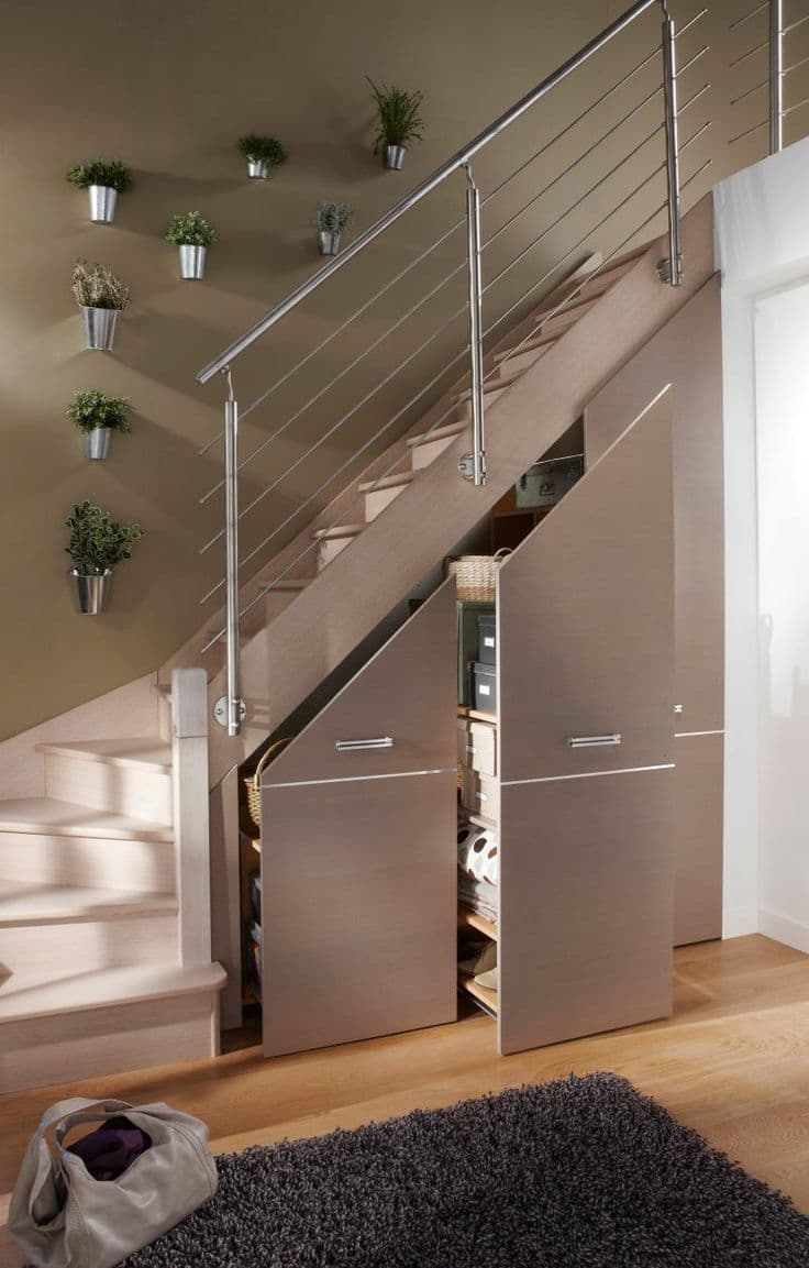aménager un dessous d'escalier placard à balai déco blog
