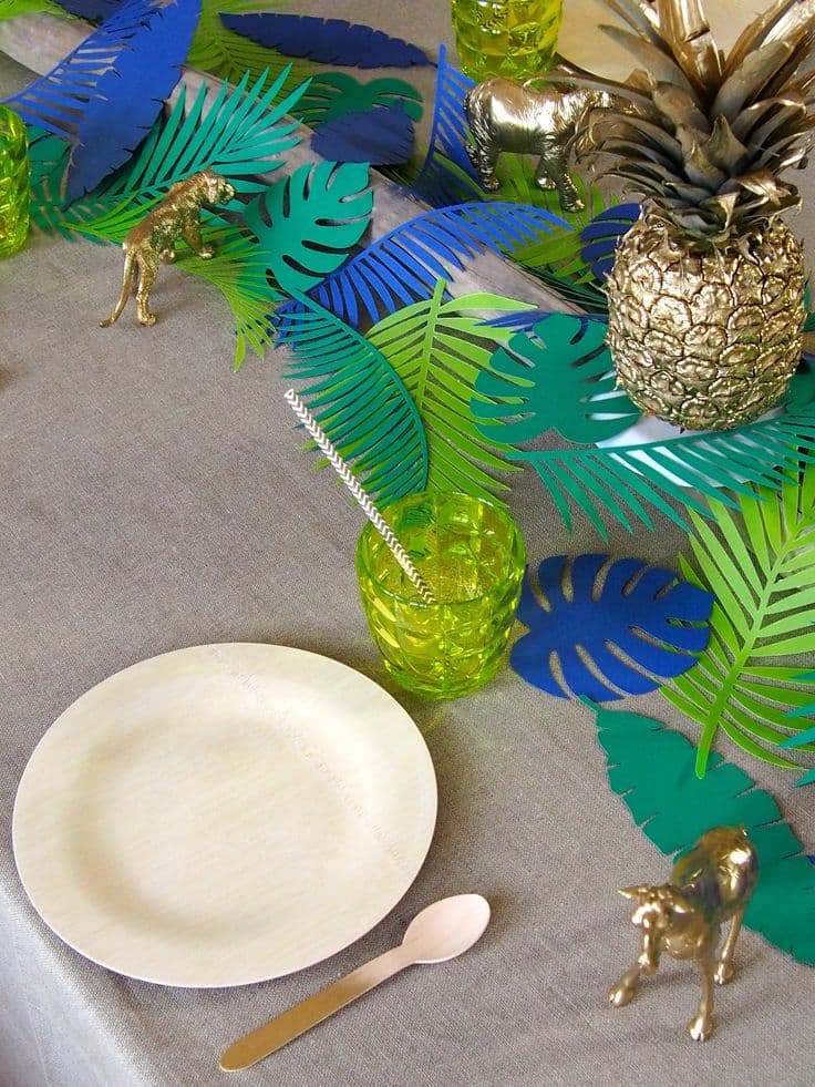 table style jungle diy feuille végétale papier nappe grise figurines animaux dorés - blog déco - clem around the corner.jpg