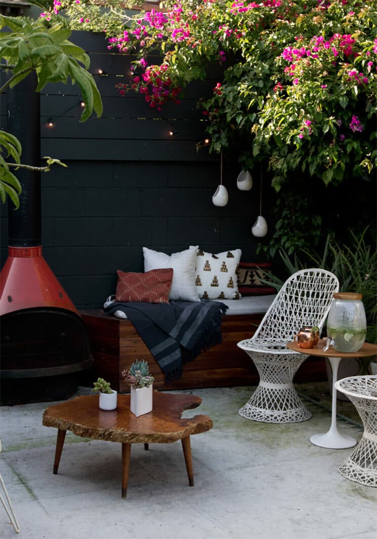 salon jardin noir blanc bois plantes vertes-roses
