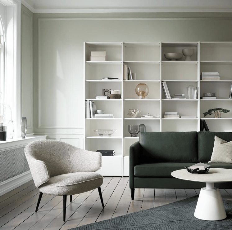 canapé droit vert foncé fauteuil blanc table basse ronde salon contemporain