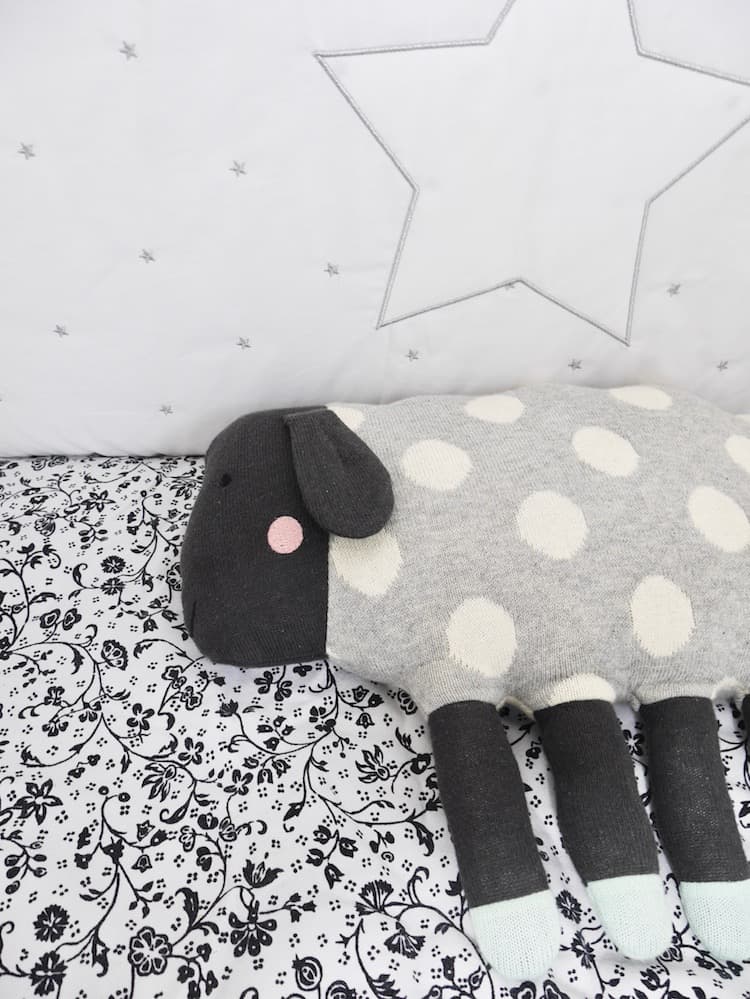 lit bébé déco chambre de bébé noir et blanc coussin en forme de mouton